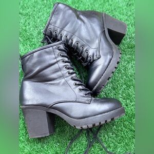 ZIGIny's Kourtian booties Size 7‎